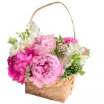 Цветы в корзинке с пионами