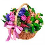 Цветы в корзинке с альстромериями